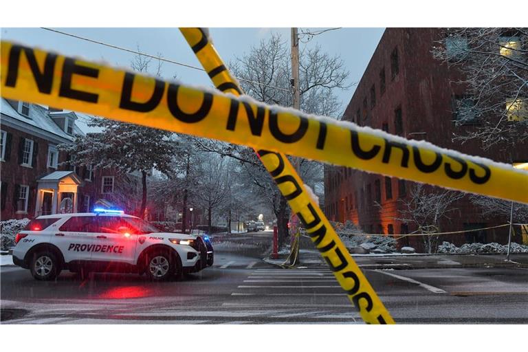 Ein bewaffneter Täter hatte am Samstag an der Brown University zwei Studenten getötet und mehrere verletzt.
