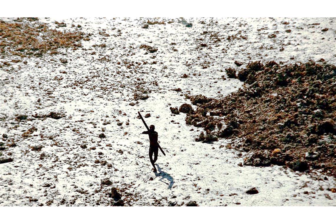 US-Bürger wegen Betretens isolierter Insel festgenommen Ein Bewohner der für Außenstehende verbotenen indischen Insel North Sentinel zielt mit Pfeil und Bogen. (Foto Archiv