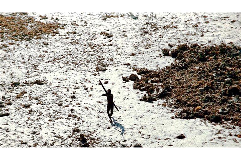 Ein Bewohner der für Außenstehende verbotenen indischen Insel North Sentinel zielt mit Pfeil und Bogen. (Foto Archiv