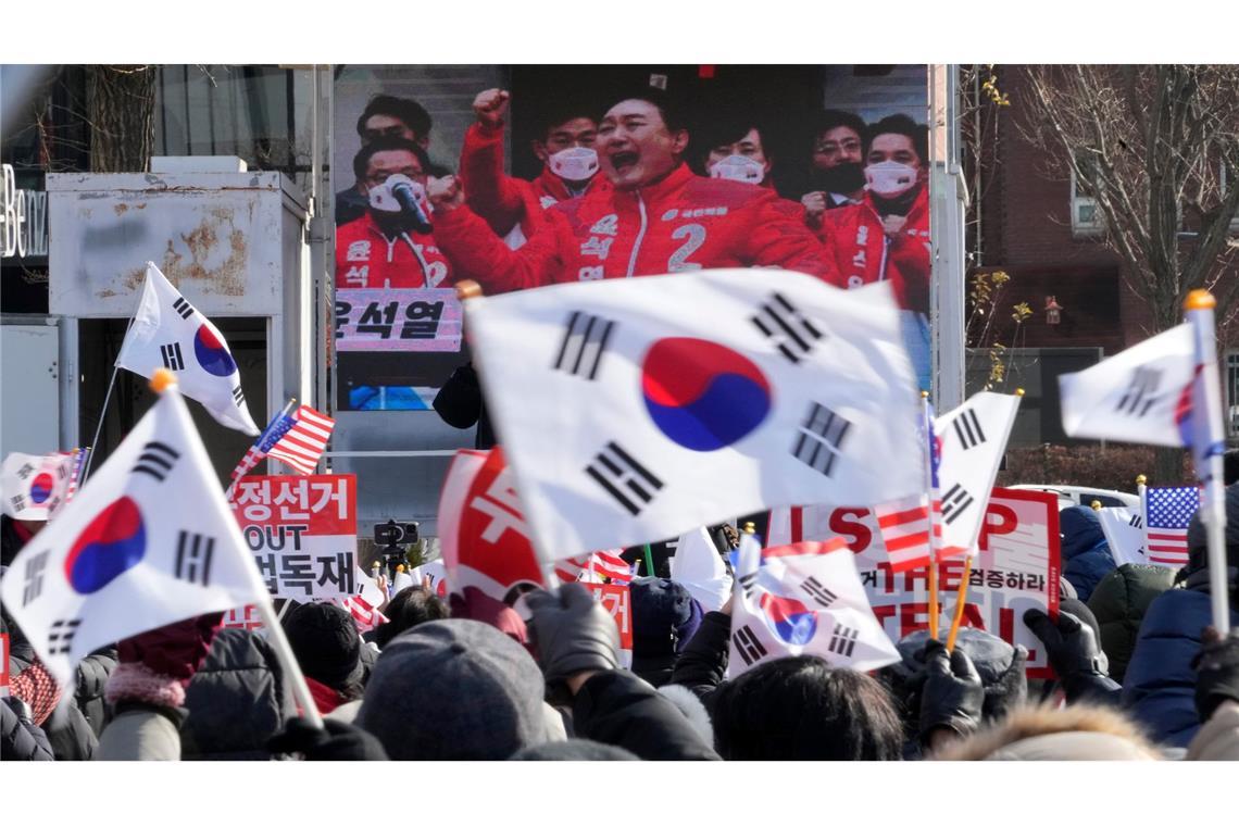 Haftbefehl gegen suspendierten Präsidenten Yoon verlängert Ein Bezirksgericht in Seoul hat laut Yonhap den Haftbefehl gegen Yoon verlängert.