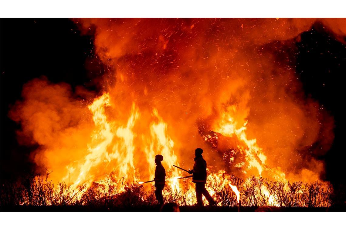 Bilder des Tages Ein Biikefeuer brennt auf Sylt.