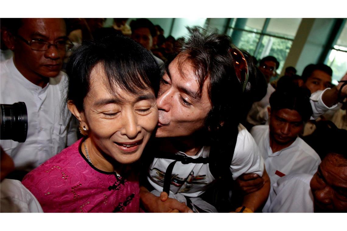 Sohn: Friedensnobelpreisträgerin Suu Kyi schwer krank Ein Bild aus besseren Tagen: Aung San Suu Kyi 2011 zusammen mit ihrem Sohn Kim Aris. (Archivbild)