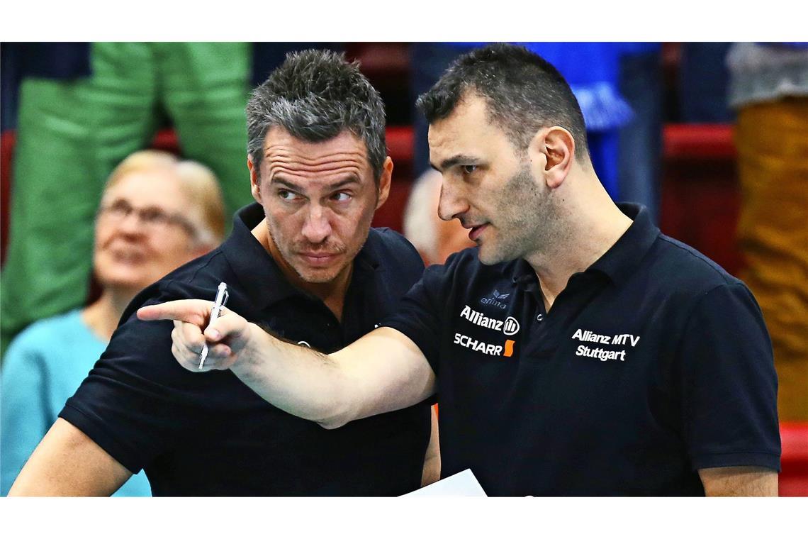 Zwei Ex-Trainer, zwei Freunde – und zwei Rivalen Ein Bild aus gemeinsamen Tagen bei Allianz MTV Stuttgart: Chefcoach Guillermo Naranjo Hernandez (li.) und sein Co-Trainer Giannis Athanasopoulos in der Saison 2016/17 in der Scharrena.