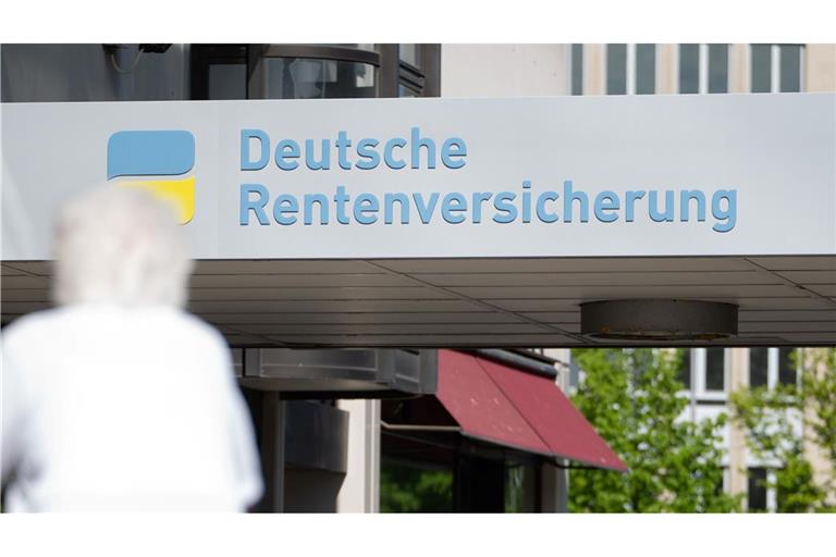 Ein "Bild"-Bericht über angebliche Vorschläge für eine Anhebung des Renteneintrittsalters auf 70 Jahre löst in Berlin Wirbel aus. (Symbolbild)