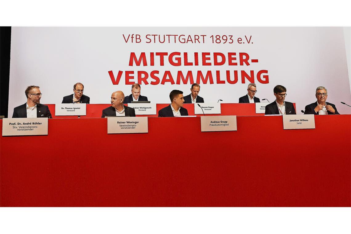 Bewegung auf der Führungsetage Ein Bild, das es so wohl nicht mehr geben wird, da sich die Vorstandsbesetzung beim VfB Stuttgart (obere Reihe) verändern wird.
