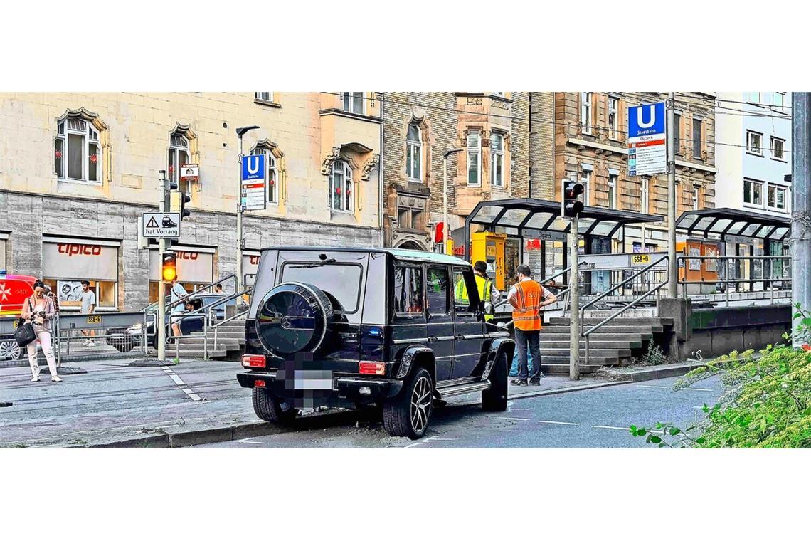 Ein Bild, das in Erinnerung bleibt: Es zeigt die Unfallstelle am Olgaeck und das Unfallfahrzeug Stunden nach dem tödlichen Unfall.