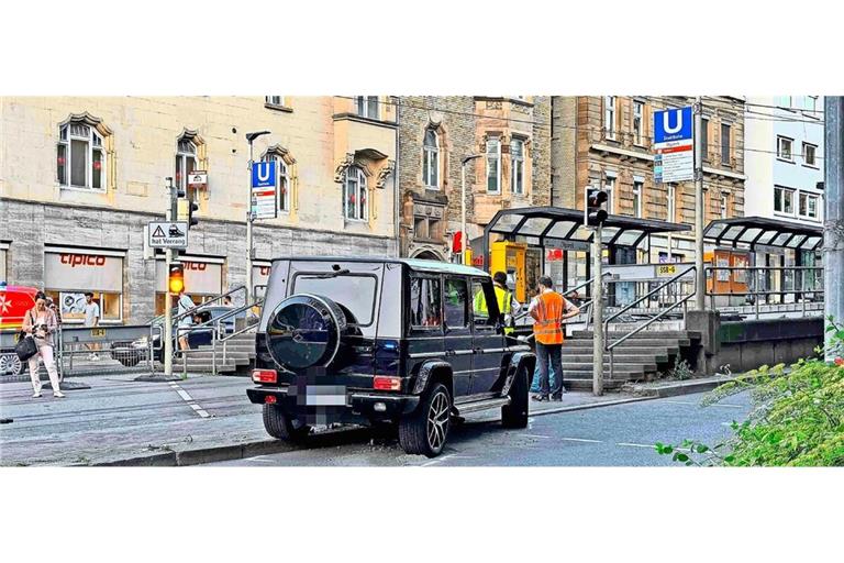 Ein Bild, das in Erinnerung bleibt: Es zeigt die Unfallstelle am Olgaeck und das Unfallfahrzeug Stunden nach dem tödlichen Unfall.