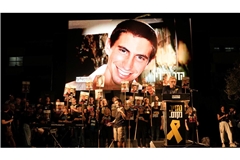 Ein Bild von Hadar Goldin bei Kundgebung in Tel Aviv.