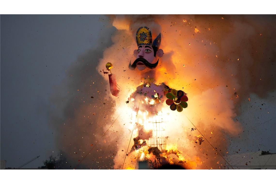 Bilder des Tages Ein Bildnis von Kumbhakarna, dem Bruder des Dämonenkönigs Ravana, geht in Flammen auf, um das Ende des Dussehra-Festes in Jammu in Indien zu markieren.