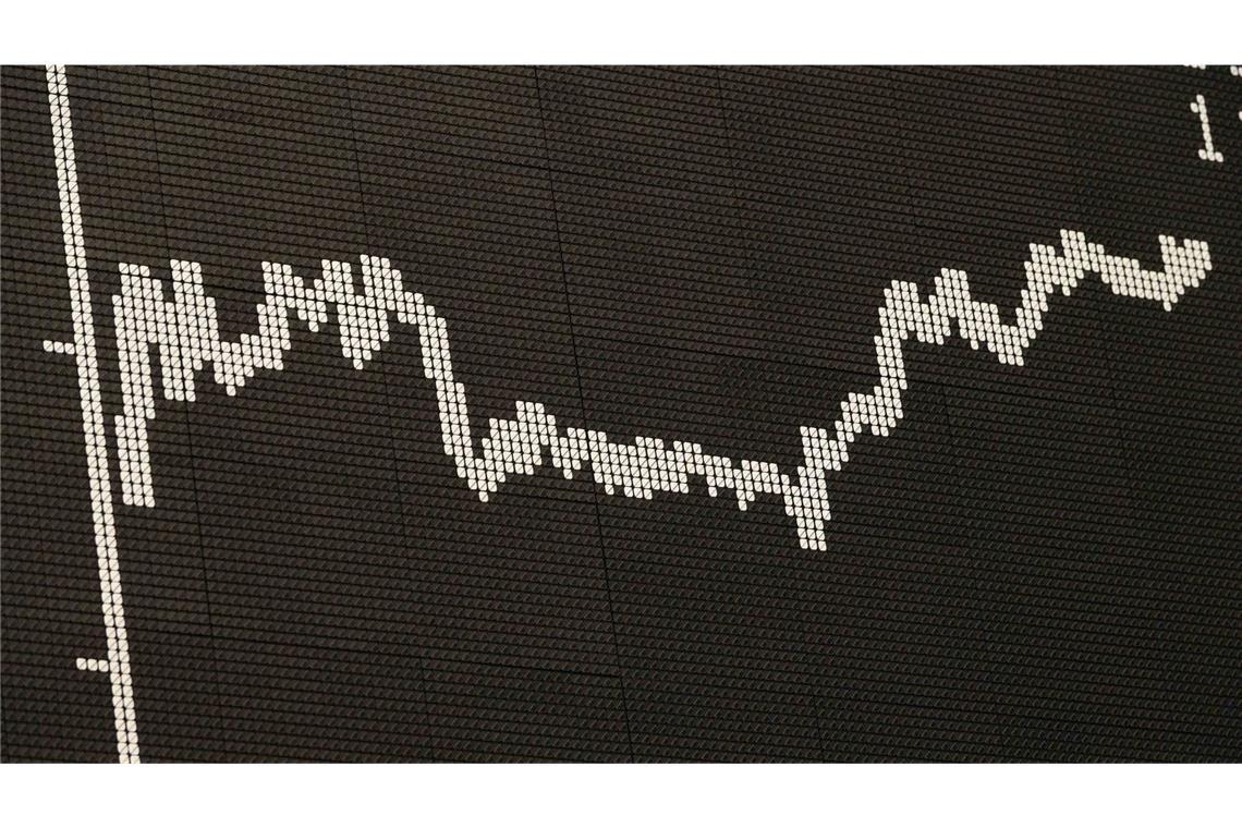 Finanzpaket-Einigung treibt Dax zeitweise über 23.000 Punkte Ein Bildschirm beschreibt einen Aktienkurs. (Symbolfoto)