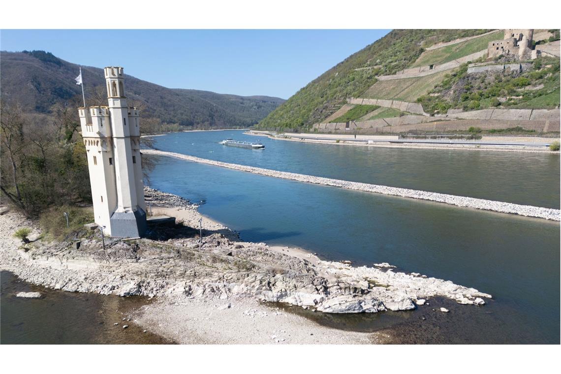 Kein Regen in Sicht: Das sind die fatalen Folgen Ein Binnenschiff fährt auf dem Rhein bei Bingen am Mäuseturm vorbei. Nach einer langen Trockenphase liegt der Wasserstand des Rhein unter seinem normalen Niveau.