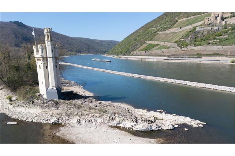 Ein Binnenschiff fährt auf dem Rhein bei Bingen am Mäuseturm vorbei. Nach einer langen Trockenphase liegt der Wasserstand des Rhein unter seinem normalen Niveau.