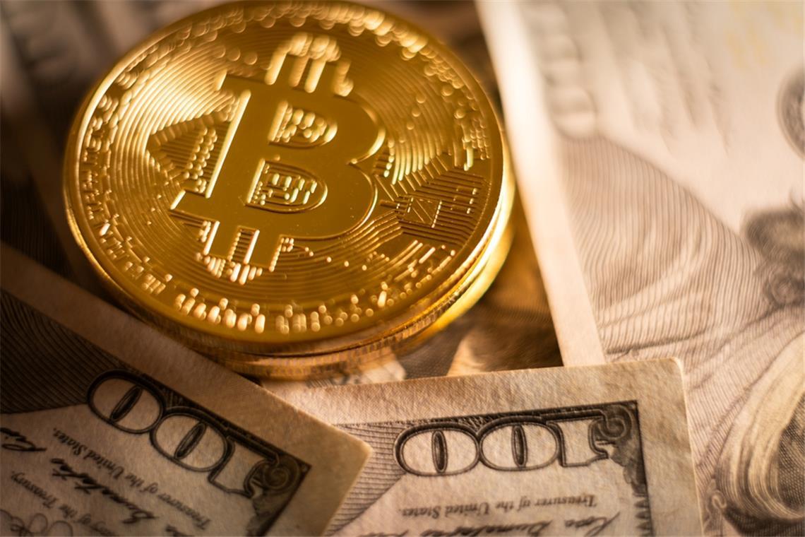 Warum steigen die Kryptowährungen gerade? Ein Bitcoin ist aktuell mehr als 122.000 US-Dollar wert.