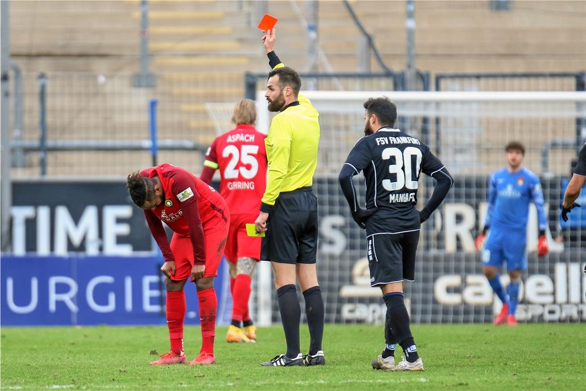 Ein bitterer Nachmittag für Joel Gerezgiher (lins). Ausgerechnet an alter Wirkungsstätte gab es für den gebürtigen Frankfurter von Schiedsrichter Sascha Kief die Gelb-Rote Karte und mit Großaspachs Fußballern gegen seinen Ex-Verein eine Niederlage in fast letzter Minute. Foto: Eibner