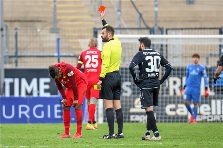 Ein bitterer Nachmittag für Joel Gerezgiher (lins). Ausgerechnet an alter Wirkungsstätte gab es für den gebürtigen Frankfurter von Schiedsrichter Sascha Kief die Gelb-Rote Karte und mit Großaspachs Fußballern gegen seinen Ex-Verein eine Niederlage in fast letzter Minute. Foto: Eibner