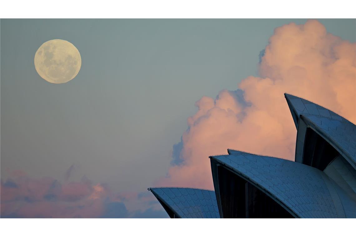 Ein blauer Mond ist über dem Opernhaus in Sydney zu sehen. Ein zweiter Vollmond in einem Monat wird als "Blue Moon" bezeichnet.
