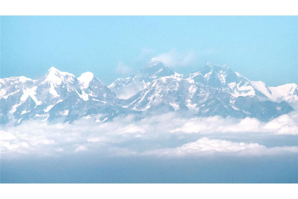 Ausländer sollen mehr für Mount-Everest-Besteigung bezahlen Ein Blick auf dem Flugzeug auf den Mount-Everest. (Foto Archiv)