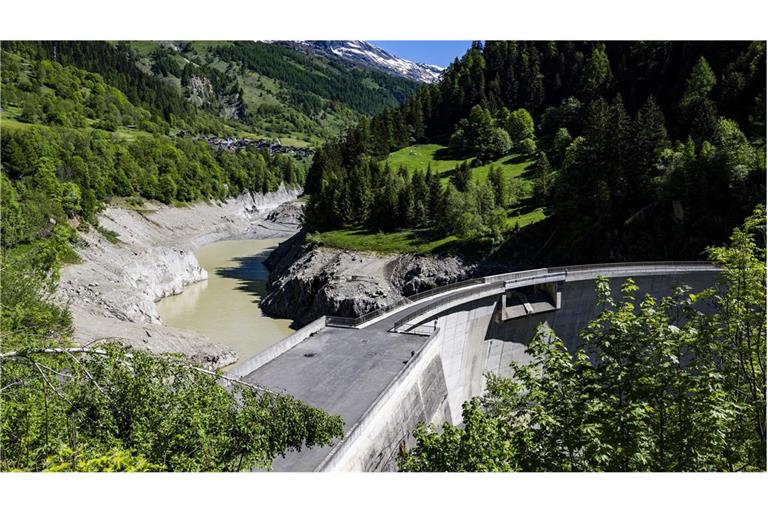 Ein Blick auf den abgelassenen Ferdener Stausee in Ferden. Ein großer Teil des Dorfes Blatten im Lötschental im Kanton Wallis wurde unter Massen von Eis, Schlamm und Felsen begraben.