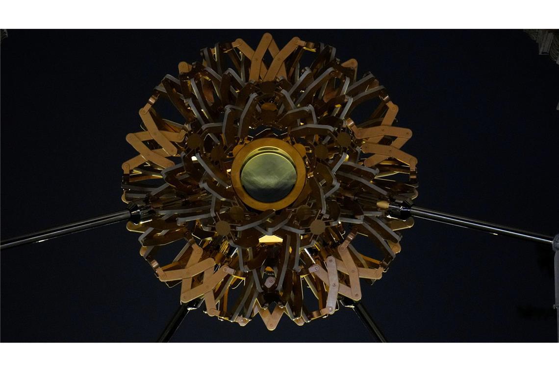 Ein Blick auf den Kessel der Olympischen Flamme, nachdem sie am Arco della Pace bei den Olympischen Winterspielen 2026 in Mailand gelöscht wurde.