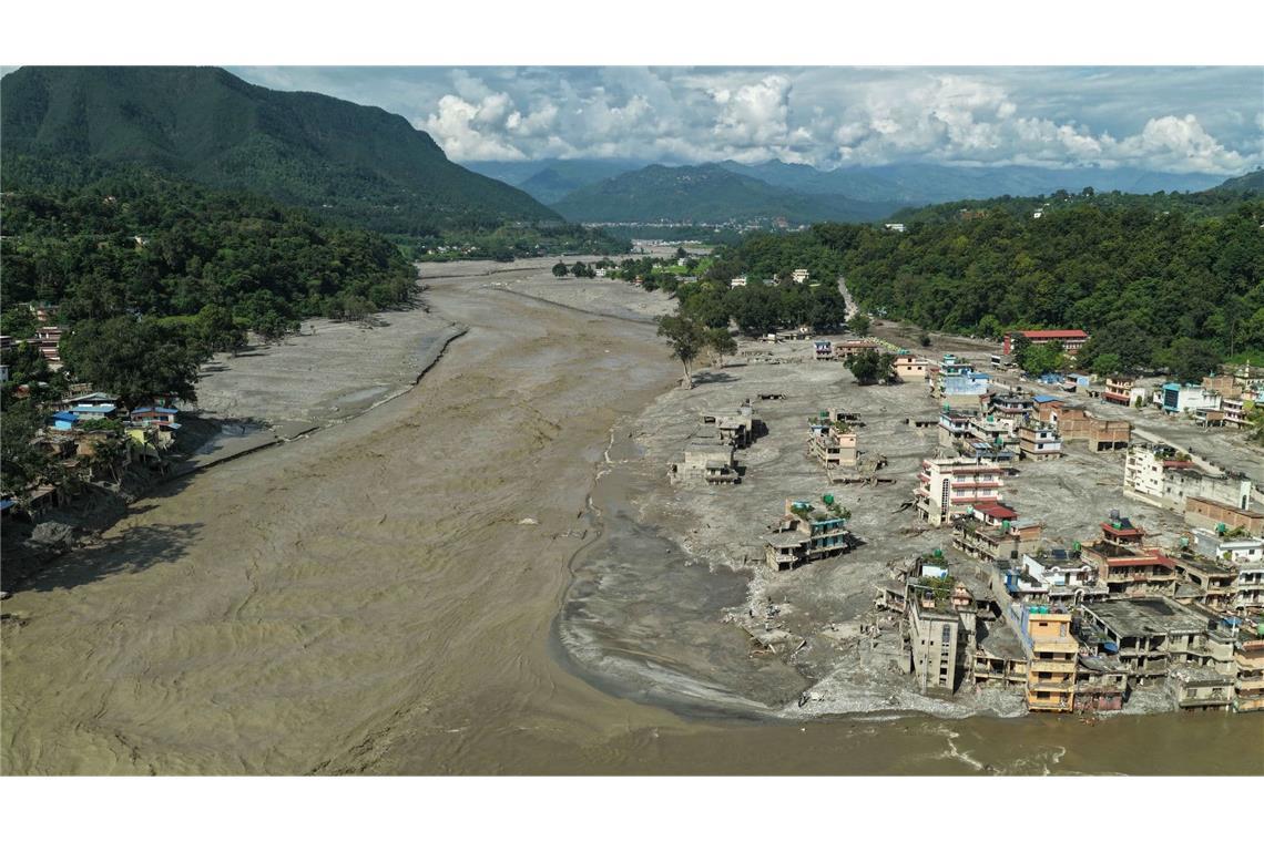 Ein Blick auf die Schäden nach einer Sturzflut im Gebiet Devighat im Distrikt Nuwakot. (zu dpa: «Überall Leichensäcke: Mehr als 1.000 Tote nach Himalaya-Flut»)