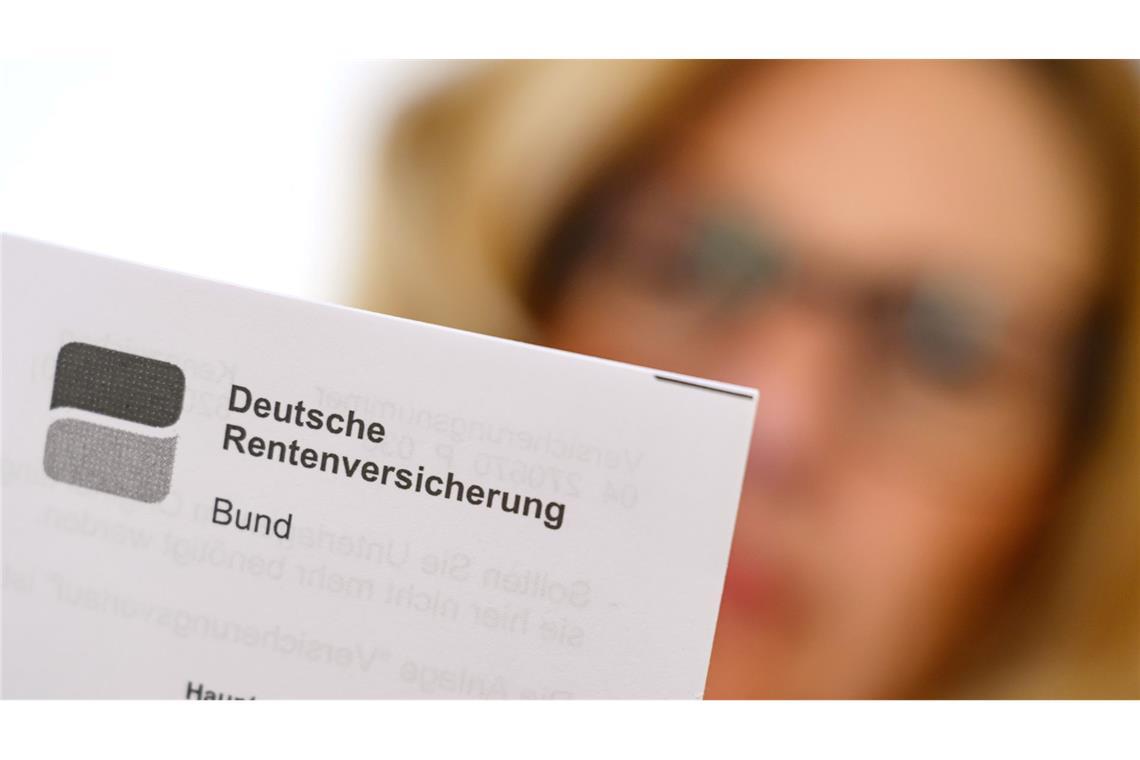 Ein Blick auf die Unterlagen der Rentenversicherung. (Archivbild)
