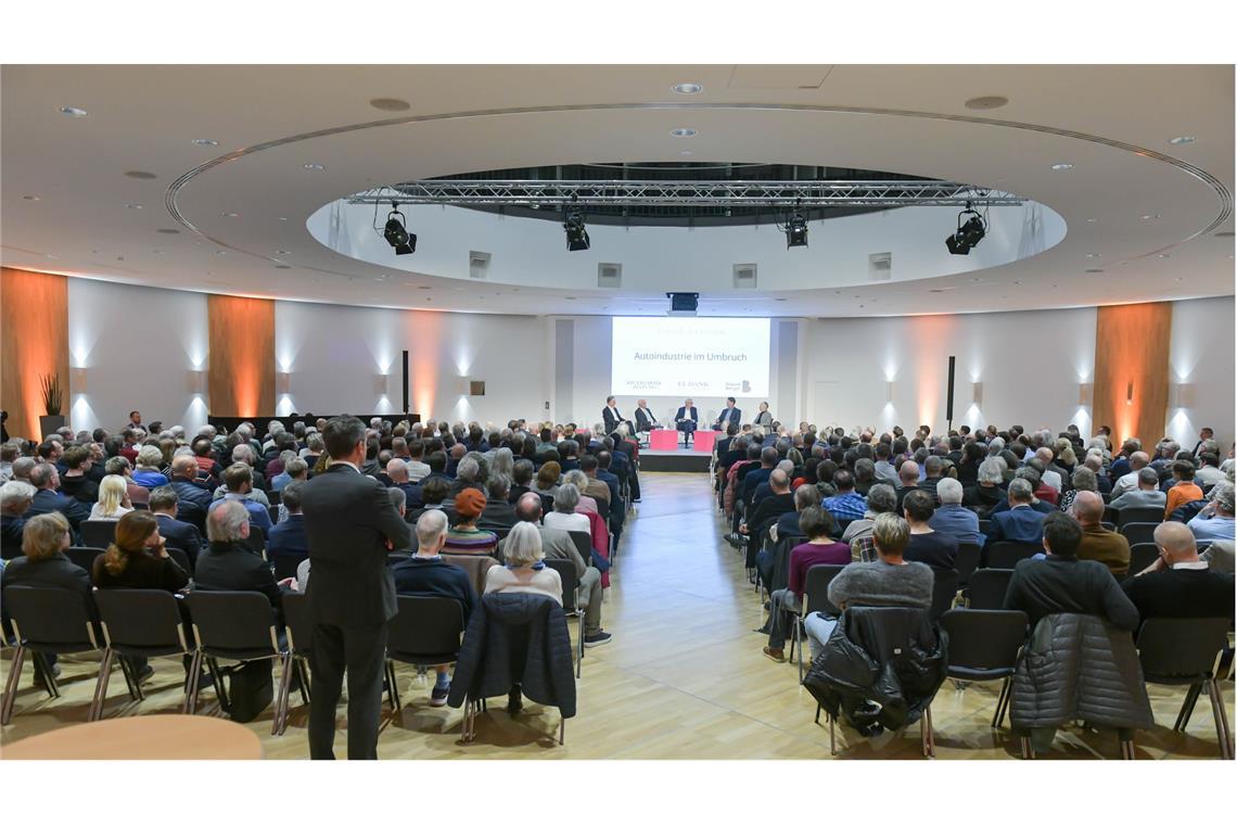 Ein Blick aus den hinteren Reihen Richtung Bühne