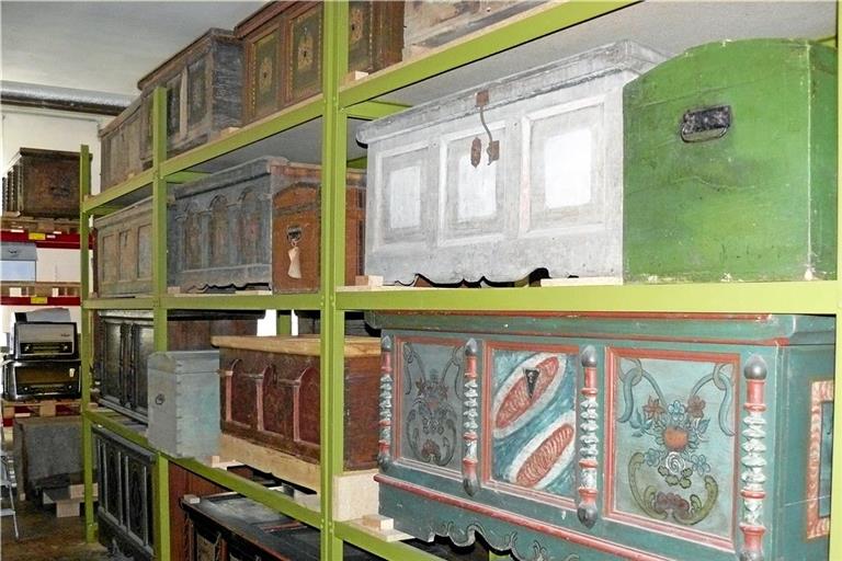 Ein Blick in das Möbeldepot des Museums zeigt, dass oft deutlich mehr Stücke vorhanden sind als ausgestellt werden. Foto: Hohenloher Freilandmuseum