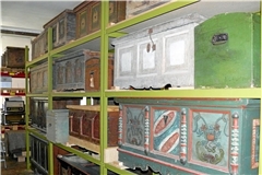 Ein Blick in das Möbeldepot des Museums zeigt, dass oft deutlich mehr Stücke vorhanden sind als ausgestellt werden. Foto: Hohenloher Freilandmuseum