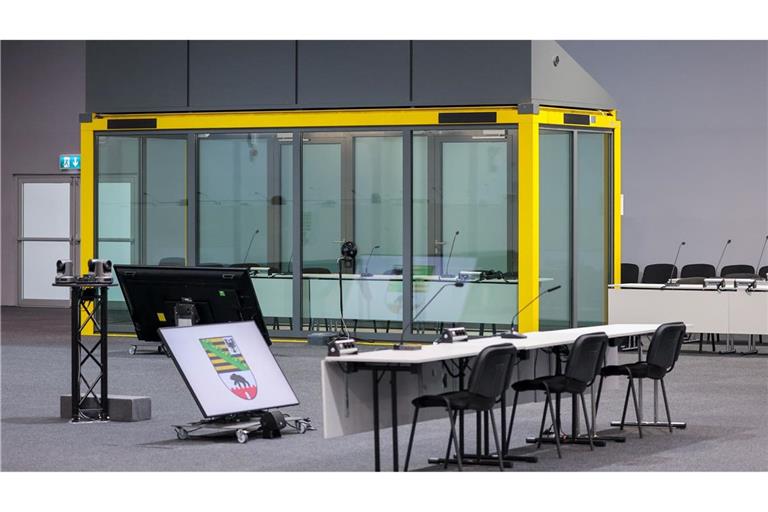 Ein Blick in den Gerichtssaal auf den Platz für die Zeugen und die Glaskabine, in der der Angeklagte während der Verhandlungen sitzt. (Archivbild)