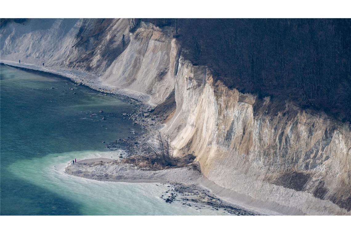 Ein Blick über den Strand am Kreidesteilufer des Nationalparks Jasmund auf der Insel Rügen nach einem Abbruch von 9.000 Kubikmetern Material.