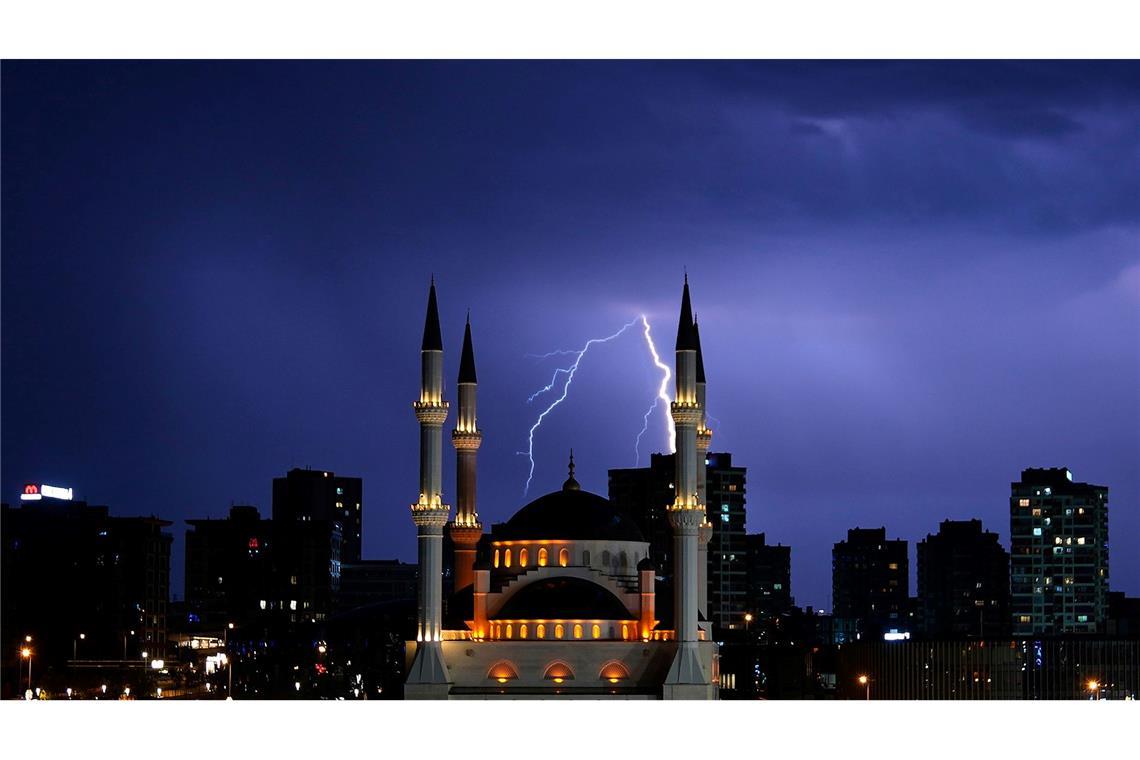 Bilder des Tages Ein Blitz entlädt sich hinter einer Moschee in Istanbul.