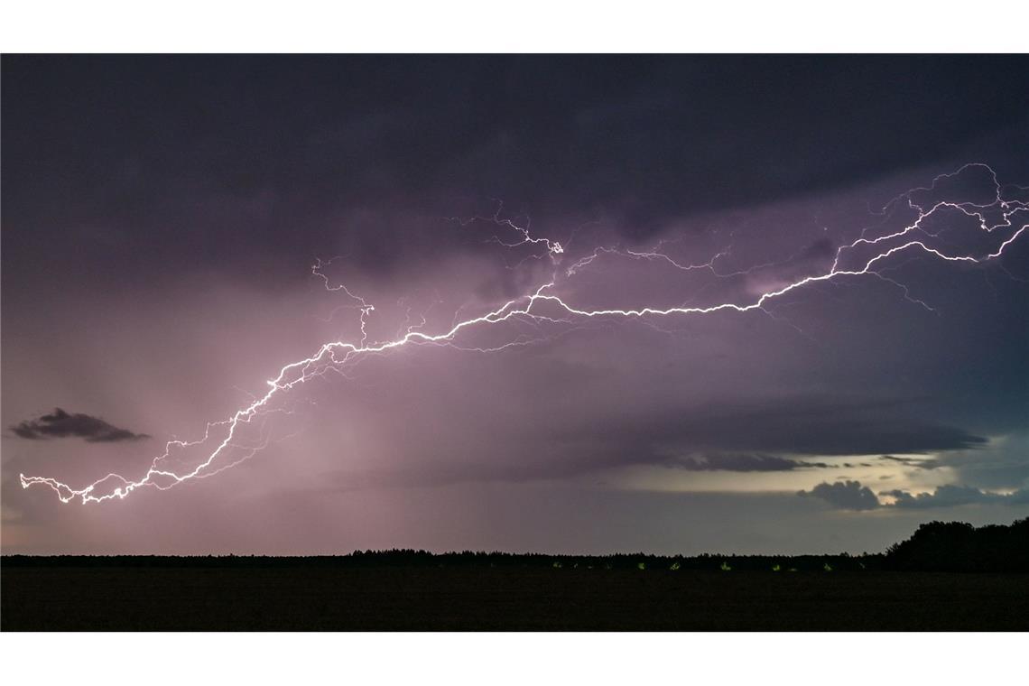 Was bei Gewitter passiert – und was daran besonders ist Ein Blitz kann die Luft auf bis zu 30.000 Grad Celsius erhitzen – heißer als die Sonnenoberfläche. (Archivbild)