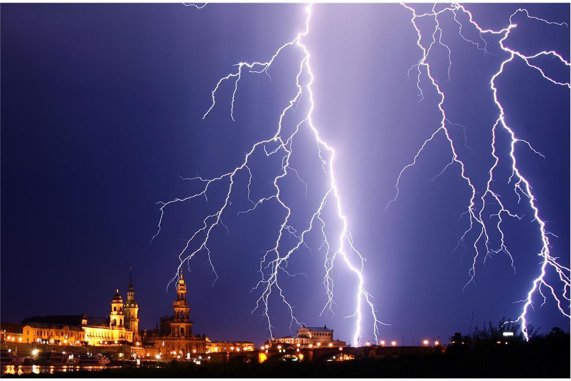 Ein Blitz setzt mit einem Schlag gewaltige Energiemengen frei: Das kann zu größeren Schäden führen.
