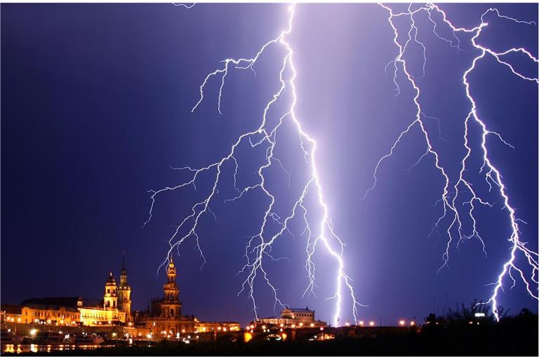 Ein Blitz setzt mit einem Schlag gewaltige Energiemengen frei: Das kann zu größeren Schäden führen.
