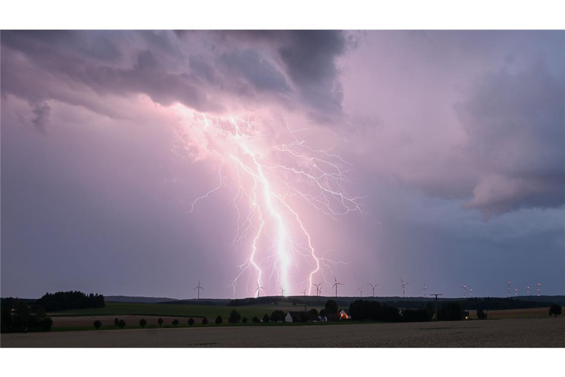 829 Kilometer lang: Meteorologen spüren Super-Blitz auf Ein Blitz zuckt bei einem Sommergewitter am abendlichen Himmel über Bartholomä auf der Schwäbischen Alb.