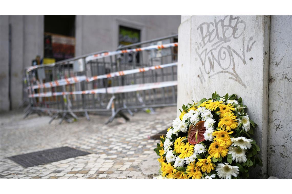 Erste Erkenntnisse zur Ursache des tödlichen Unfalls bekannt Ein Blumenkranz steht am Unfallort einer entgleisten und verunglückten Standseilbahn.