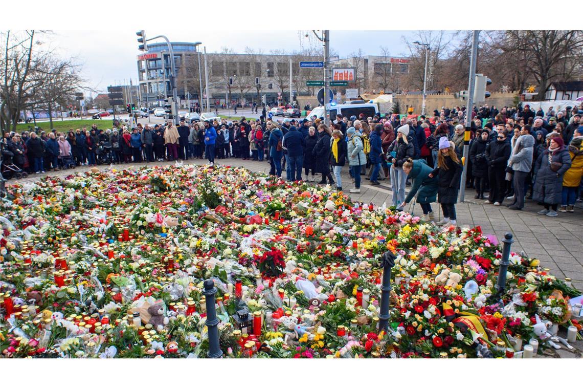 Hunderte Menschen versammeln sich bei Mahnwache Ein Blumenmeer für die Opfer des Anschlags.