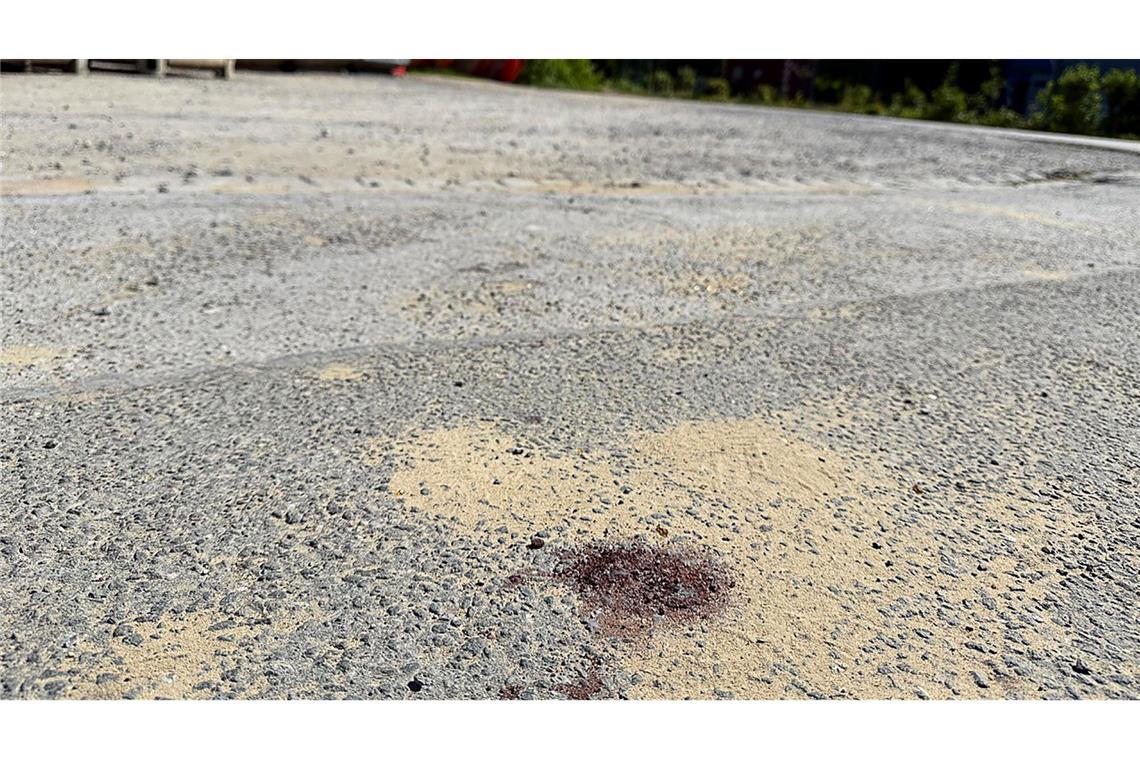 14-Jähriger auf Spielplatz getötet – Tatverdächtiger gefasst Ein Blutfleck auf dem Asphalt am Tatort lässt erahnen, was sich hier abgespielt haben könnte