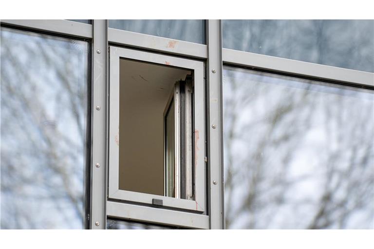 Ein blutverschmiertes Fenster in einem Hotel in Werne, in dem eine Frau erstochen wurde.