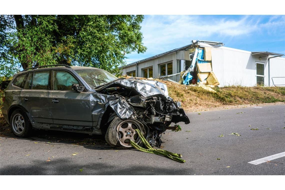 Ein BMW ist am Dienstagvormittag gegen einen Schul-Container der Grundschule geprallt. Mehrere Kinder wurden durch herumfliegende Trümmerteile leicht verletzt. Der Fahrer wurde schwer verletzt.