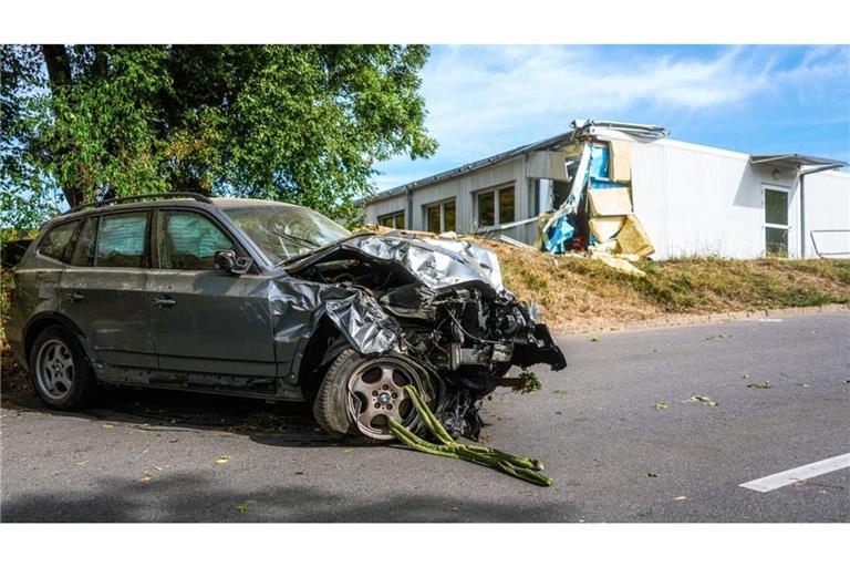 Ein BMW ist am Dienstagvormittag gegen einen Schul-Container der Grundschule geprallt. Mehrere Kinder wurden durch herumfliegende Trümmerteile leicht verletzt. Der Fahrer wurde schwer verletzt.