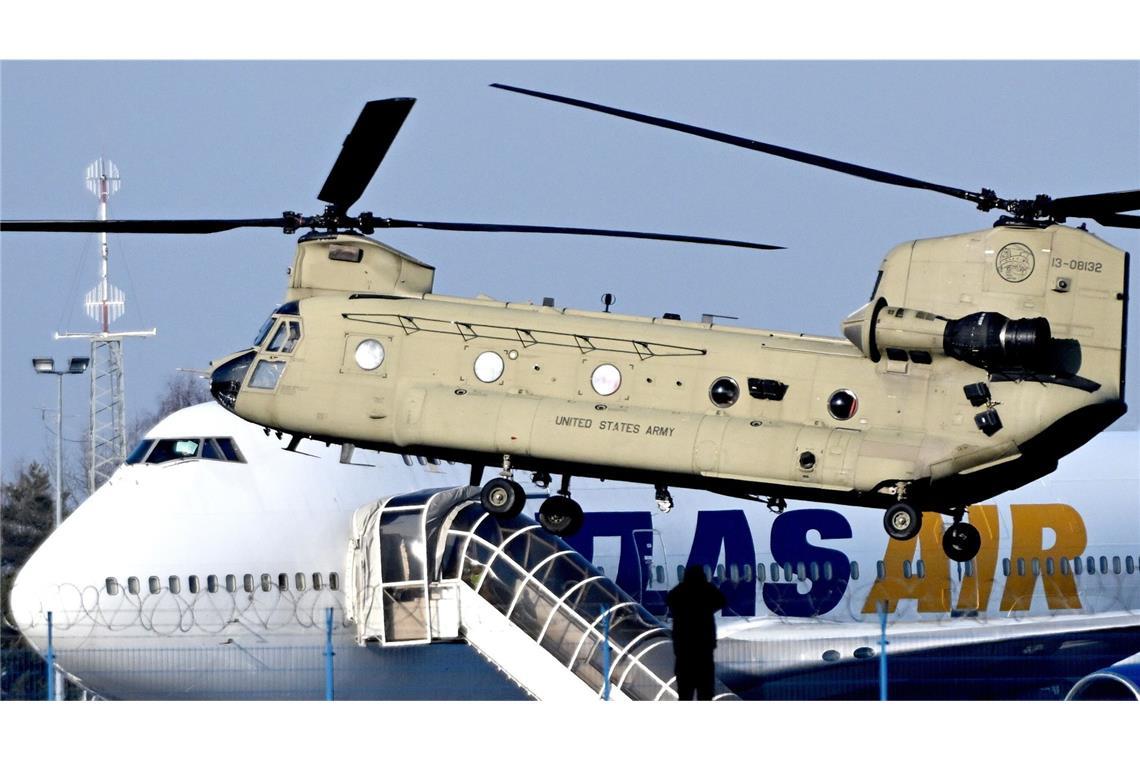 US-Raketenstützpunkt im Norden Polens eröffnet Ein Boeing CH-47 Chinook-Hubschrauber der US-Luftwaffe auf dem Flughafen in Jasionka. Die US-Soldaten trafen in Polen ein, nachdem das Pentagon die Verlegung zusätzlicher Truppen aus den USA nach Europa angekündigt hatte (Archivfoto).