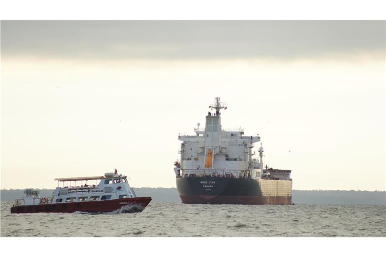 Ein Boot fährt an einem Tanker auf dem Maracaibo-See in Venezuela vorbei (Symbolbild).