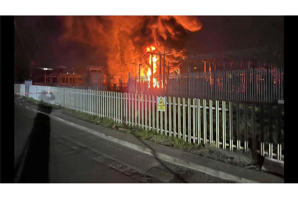 Alle Terminals in Heathrow nach Flugchaos wieder offen Ein Brand in einem Umspannwerk in der Nacht auf Freitag hatte zu der Flughafenschließung geführt.