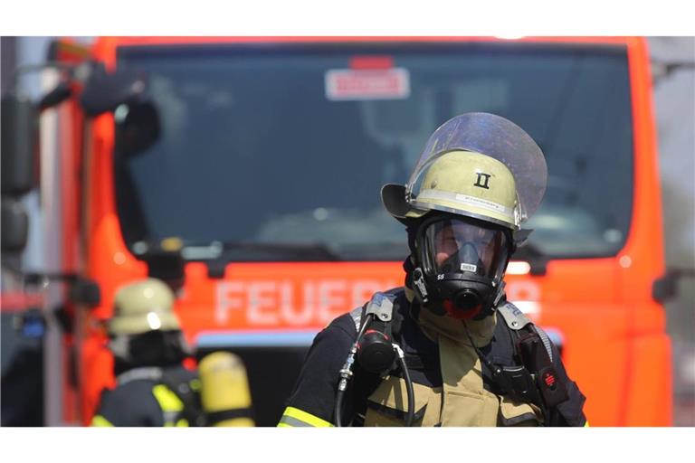 Ein brennender Lkw sorgt für Chaos auf der A8, dichter Rauch erschwert die Sicht (Symbolfoto).