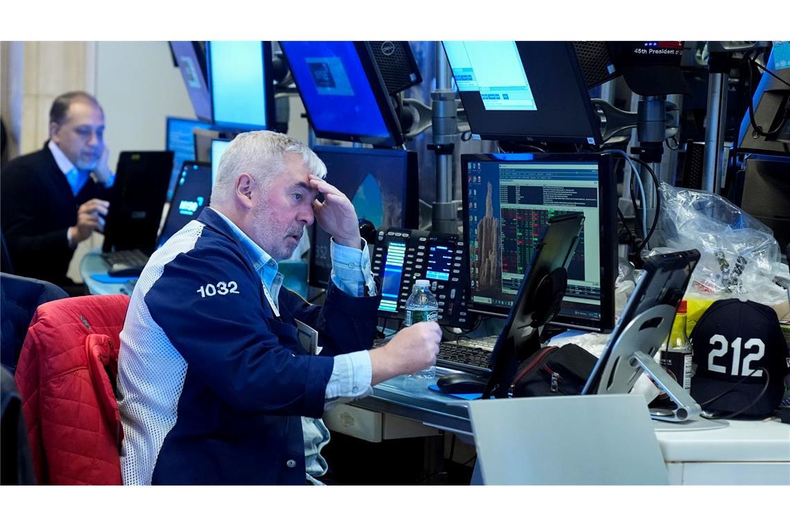 Bilder des Tages Ein Broker arbeitet auf dem Parkett der New York Stock Exchange.