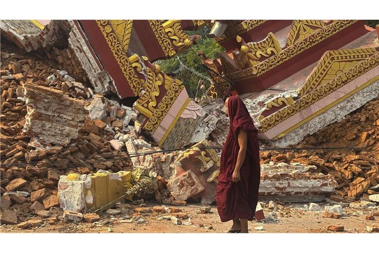 Ein buddhistischer Mönch geht in der Nähe einer eingestürzten Pagode nach einem Erdbeben in Mandalay.