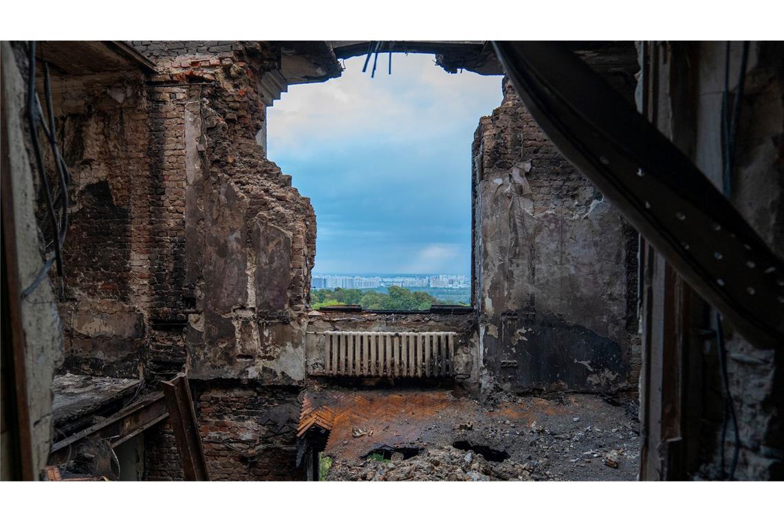 Ein Büro im Gebäude des Ministerkabinetts in Kiew liegt nach einem russischen Angriff in Trümmern.