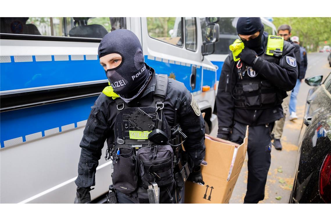 Anklage gegen fünf Klimaaktivisten Ein bundesweite Razzia im Zuge der Ermittlungen hatte für viel Aufmerksamkeit und scharfe Kritik gesorgt. (Archivbild)