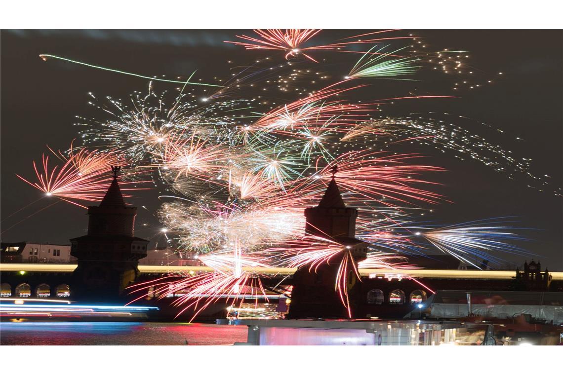 Böller-Tote und Angriffe auf Einsatzkräfte zum Jahresstart Ein buntes Feuerwerk gab es in Berlin.